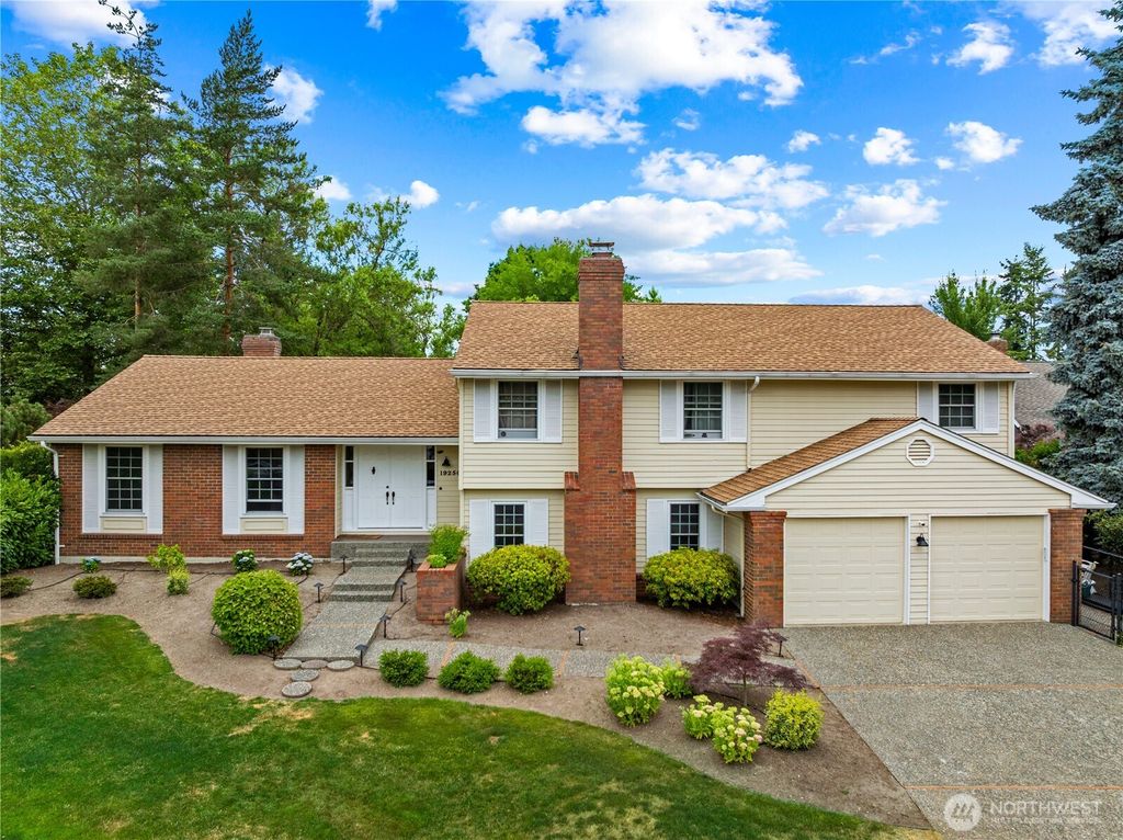 Photo of 19250 SE 45th Place, Issaquah, WA 98027 (MLS # 2412379)