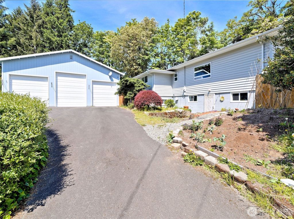 Photo of 423 Lind Avenue SW, Renton, WA 98057 (MLS # 2527524)