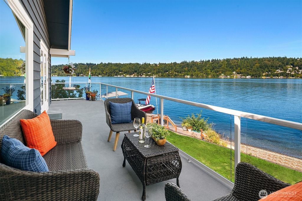 Photo of 1814 W Lake Sammamish Parkway NE, Bellevue, WA 98008 (MLS # 2411195)