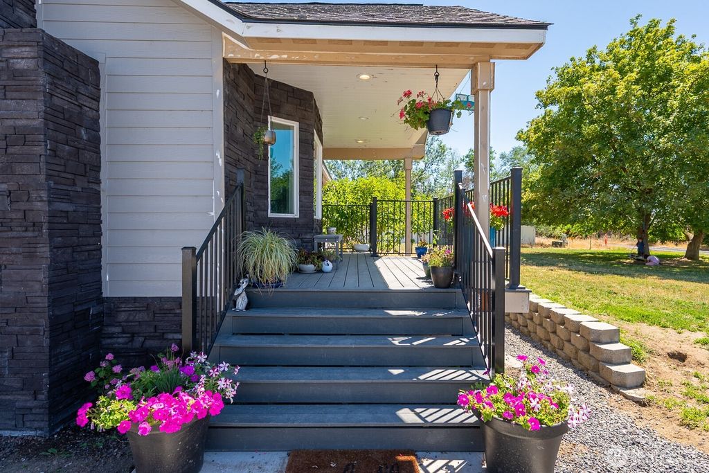 Photo of 1400 E Nelson Road, Moses Lake, WA 98837 (MLS # 2553775)