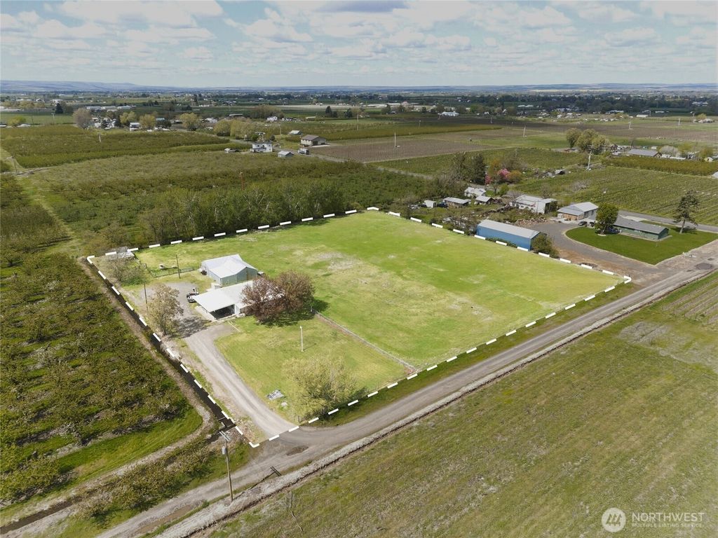 Photo of 84240 Weis Road, Milton-Freewater, OR 97862 (MLS # 2510860)
