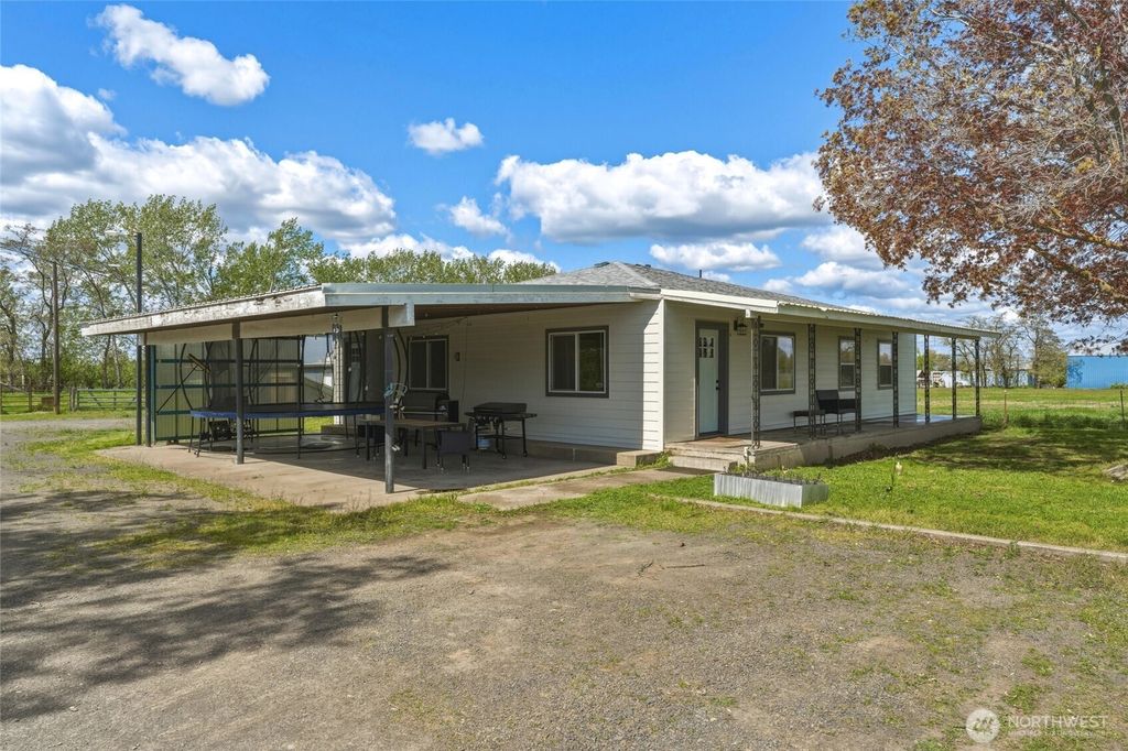 Photo of 84240 Weis Road, Milton-Freewater, OR 97862 (MLS # 2510860)
