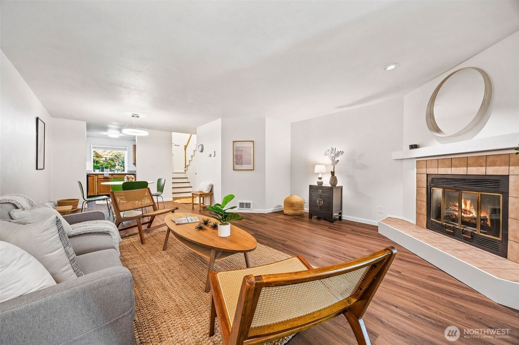 Photo of 9522 1st Avenue NE #B6, Seattle, WA 98115 (MLS # 2394328)