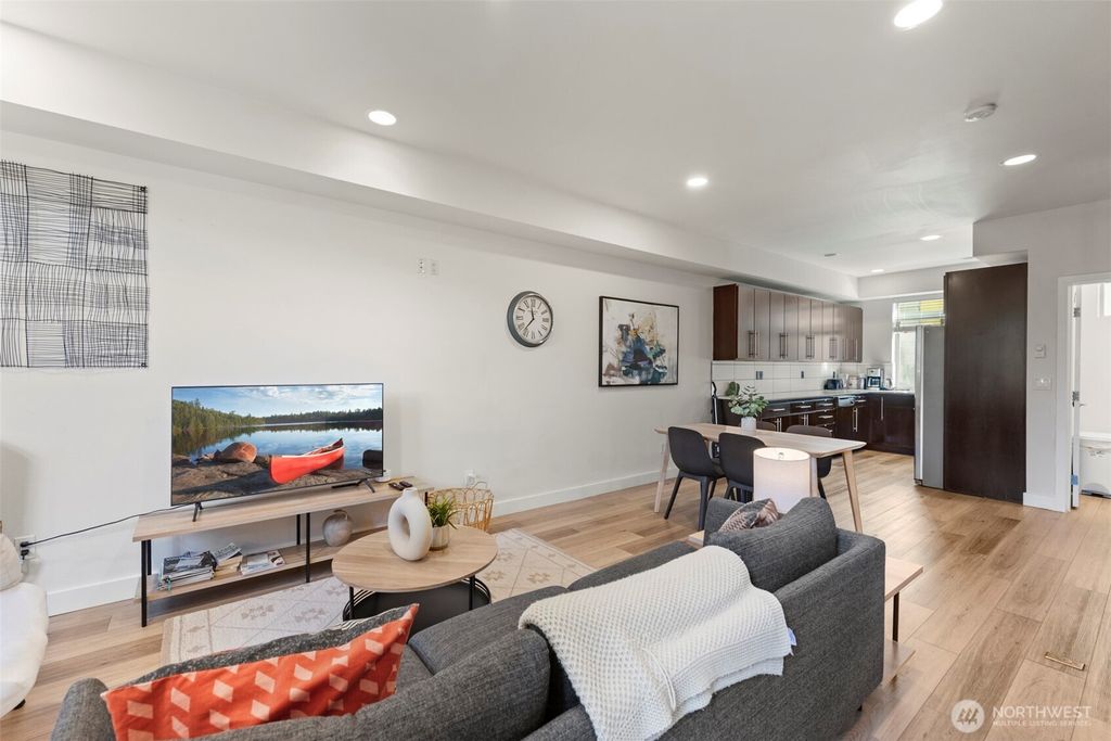 Photo of 902 13th Avenue, Seattle, WA 98122 (MLS # 2440281)