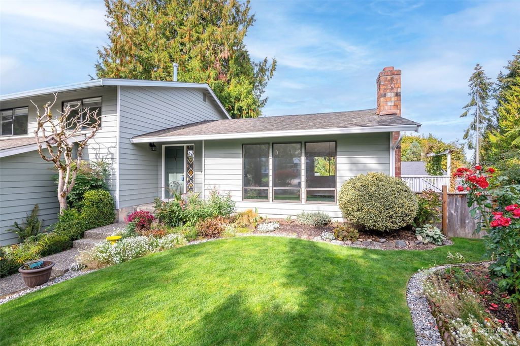 Photo of 12608 NE 113th Court, Kirkland, WA 98033 (MLS # 2301080)