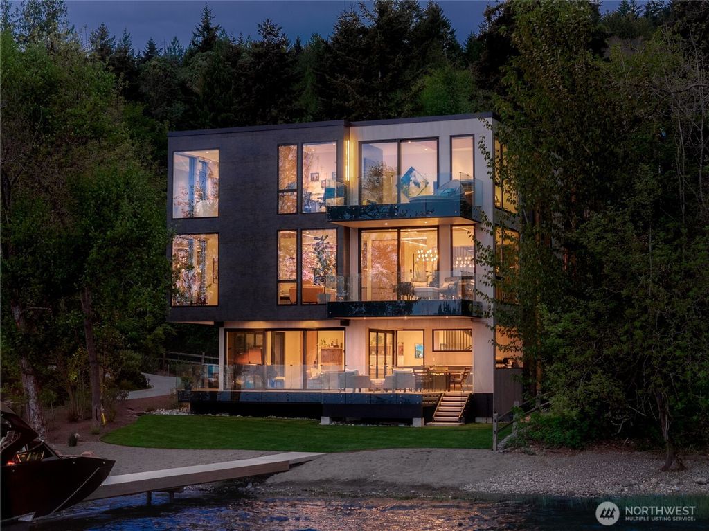 Photo of 3101 E Lake Sammamish Parkway NE, Sammamish, WA 98074 (MLS # 2521250)