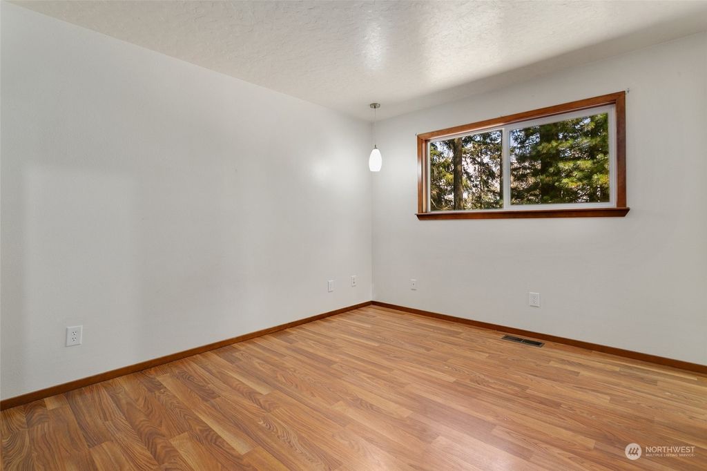 listing image 9367870392869333376