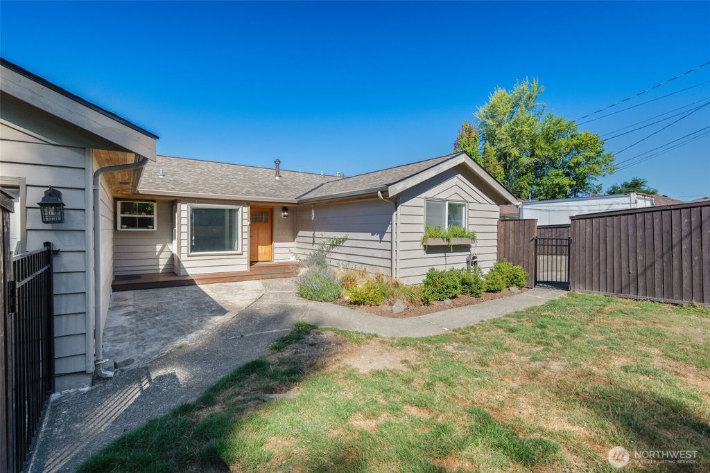 Photo of 21845 15th Avenue S, Des Moines, WA 98198 (MLS # 2418993)
