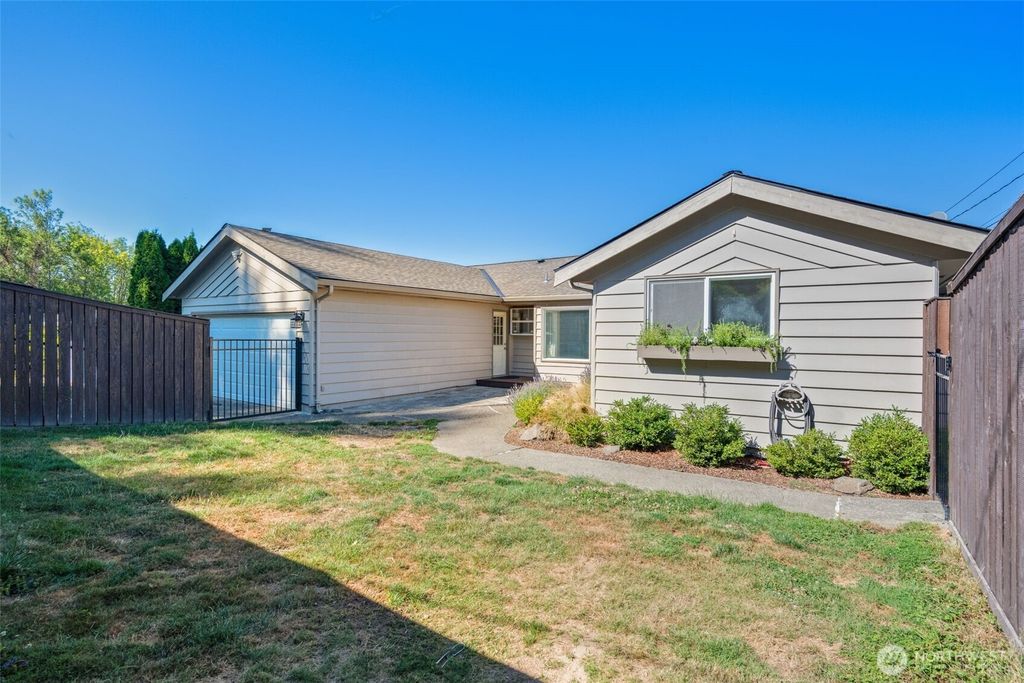Photo of 21845 15th Avenue S, Des Moines, WA 98198 (MLS # 2418993)
