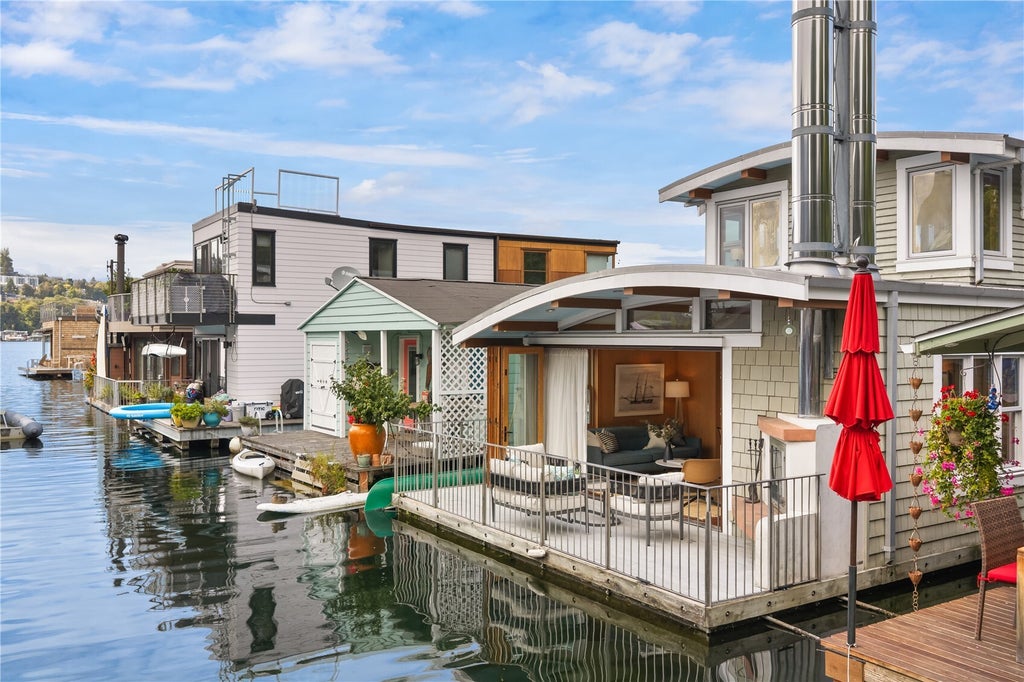Photo of 2331 Fairview Avenue E #I, Seattle, WA 98102 (MLS # 2596586)