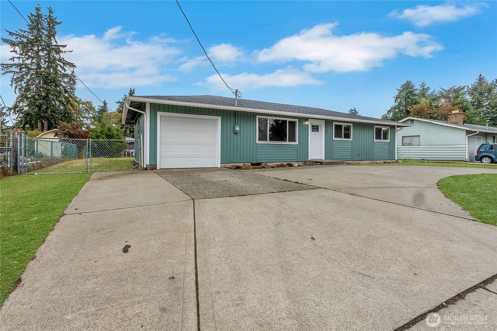 Photo of 117 176th St E ST, Spanaway, WA 98387 (MLS # 2580609)
