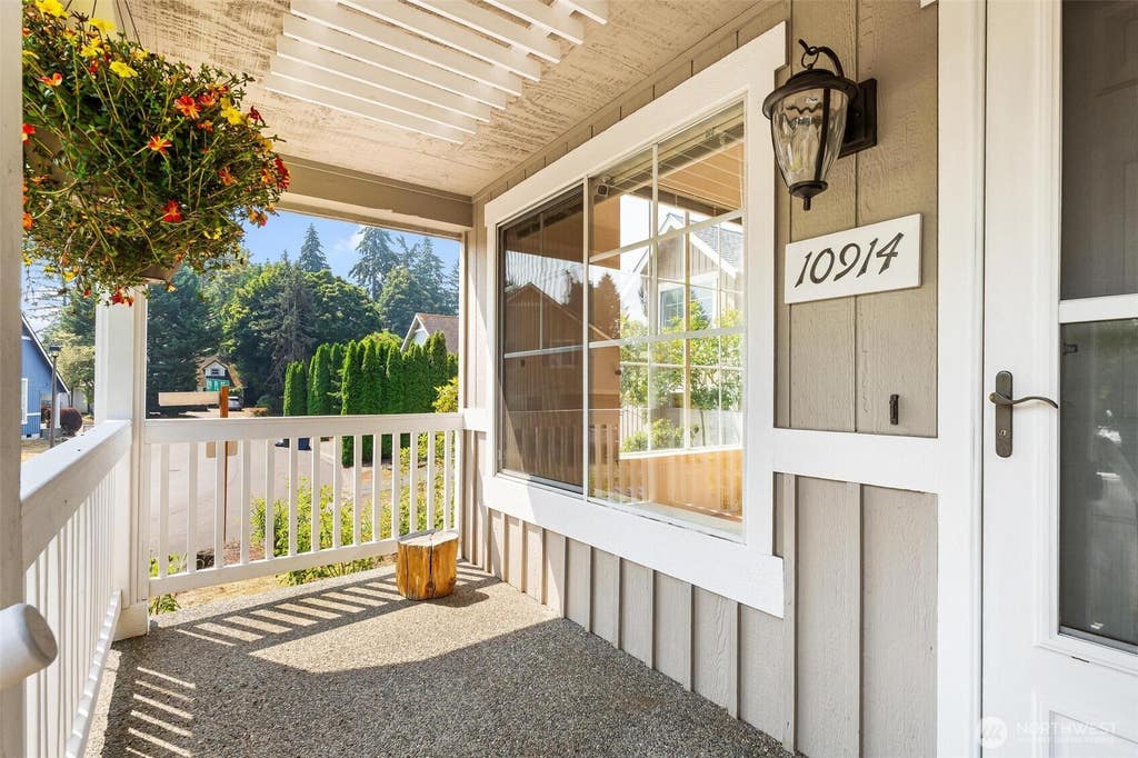 Photo of 10914 SE 169th Place, Renton, WA 98055 (MLS # 2565874)