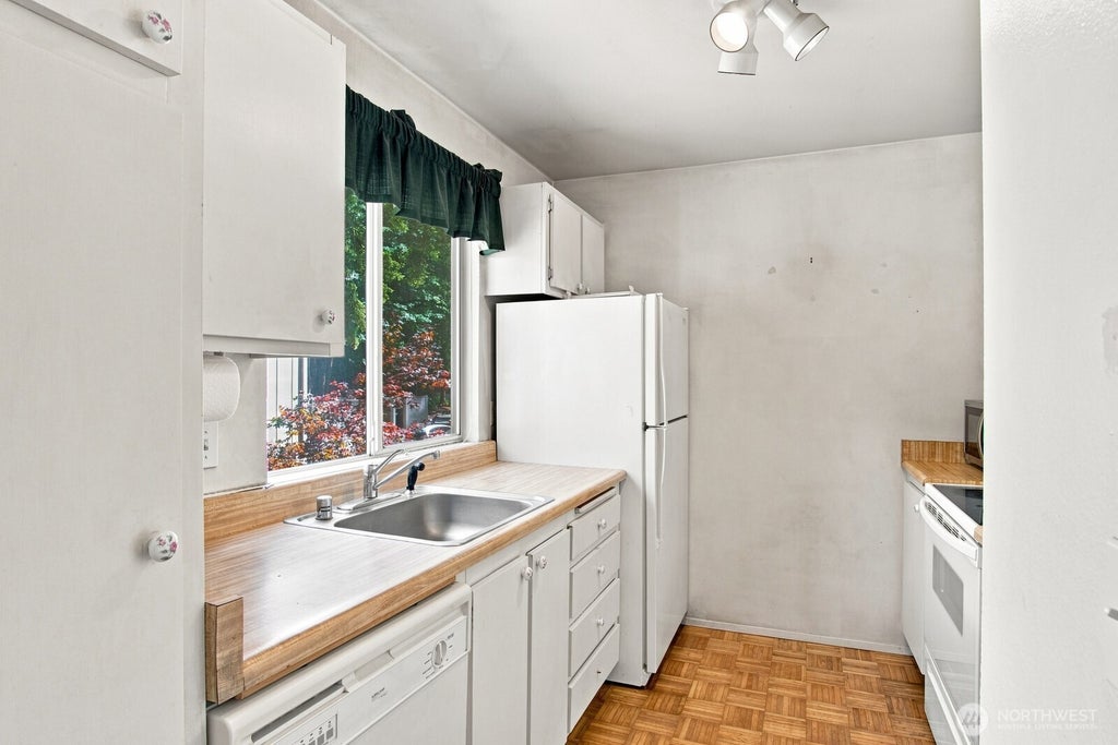 Photo of 4801 180th Street SW #B205, Lynnwood, WA 98037 (MLS # 2584503)