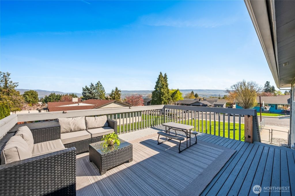 Photo of 932 CRAWFORD Avenue, Wenatchee, WA 98801 (MLS # 2505371)