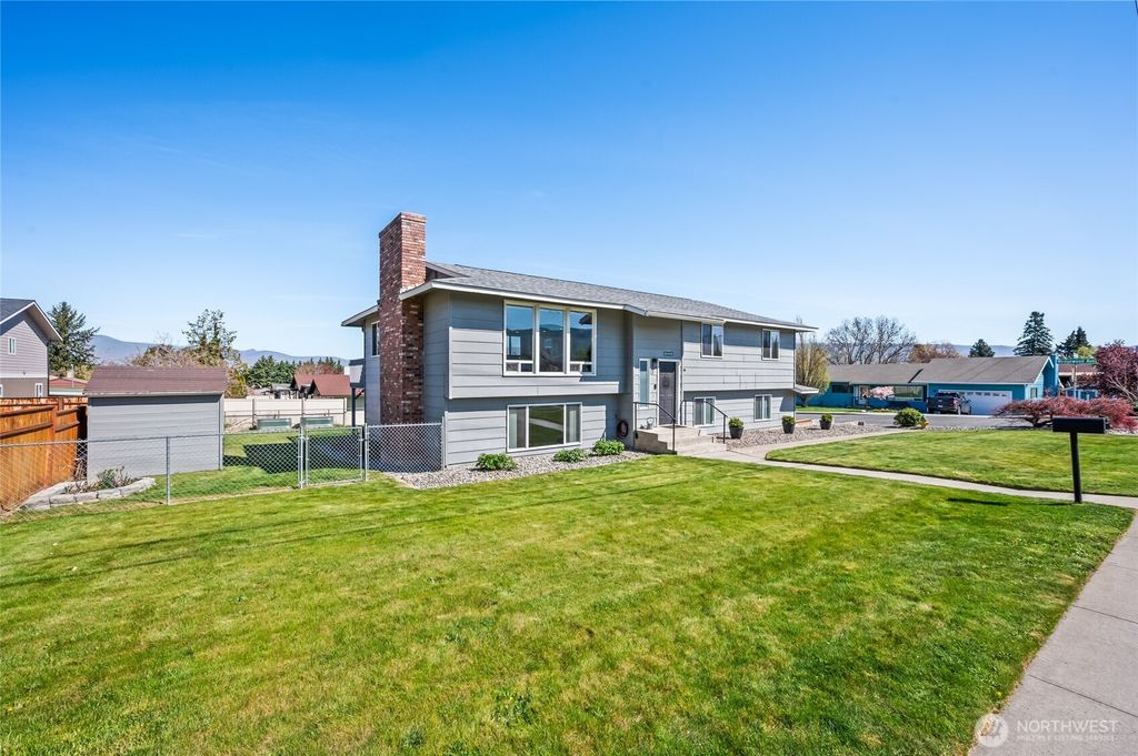 Photo of 932 CRAWFORD Avenue, Wenatchee, WA 98801 (MLS # 2505371)