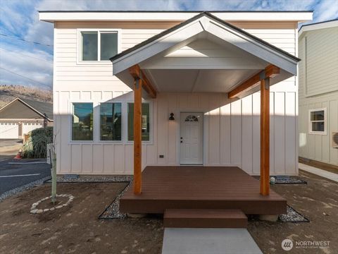 Photo of 413 E Okanogan Avenue, Chelan, WA 98816 (MLS # 2475942)