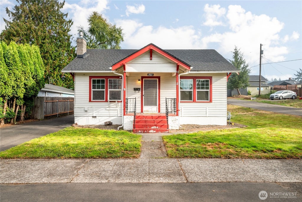 Photo of 707 Ayers Street, Kelso, WA 98626 (MLS # 2583818)