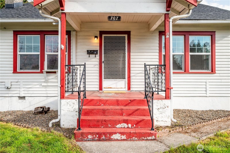 707 Ayers Street