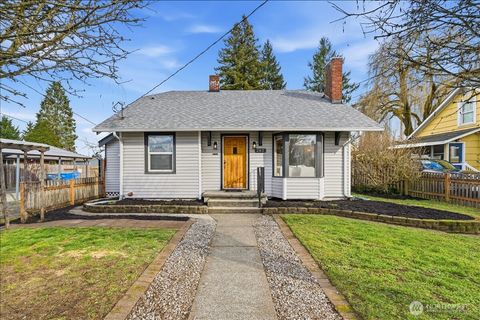 Photo of 203 17th Street NW, Puyallup, WA 98371 (MLS # 2481917)