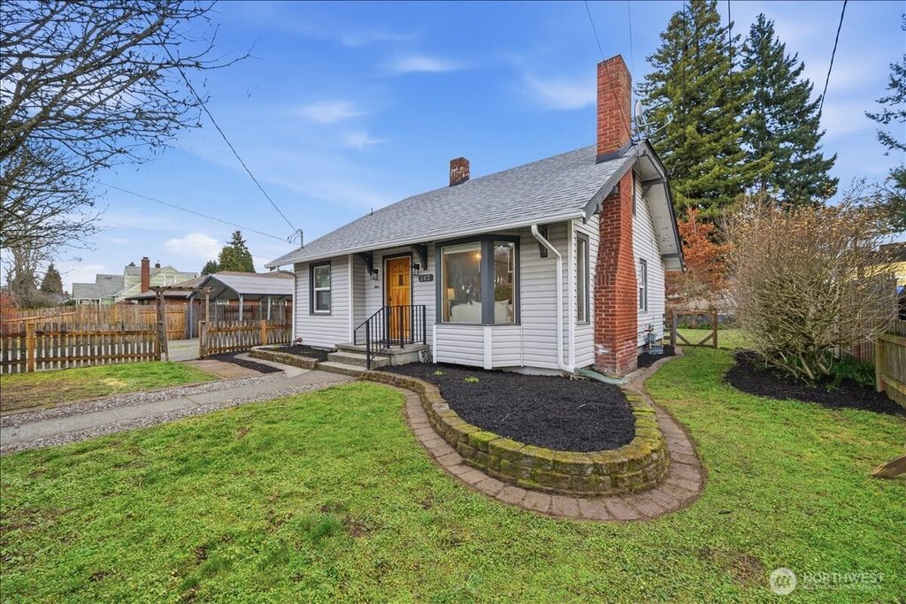 Photo of 203 17th Street NW, Puyallup, WA 98371 (MLS # 2481917)