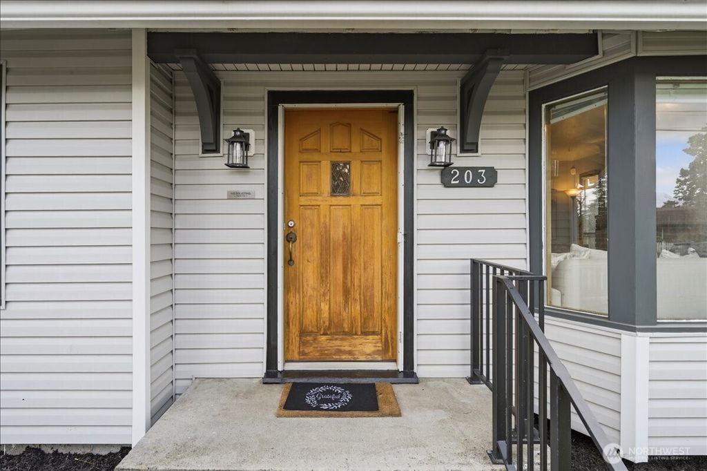 Photo of 203 17th Street NW, Puyallup, WA 98371 (MLS # 2481917)