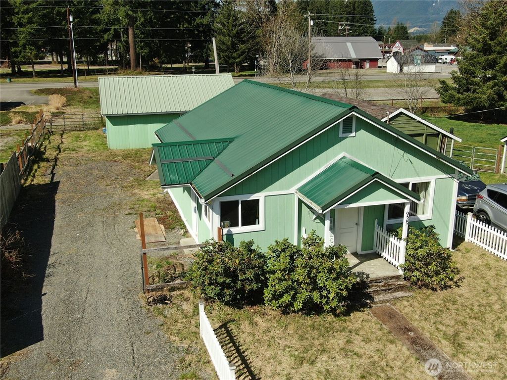 Photo of 925 Montague Avenue, Darrington, WA 98241 (MLS # 2356023)