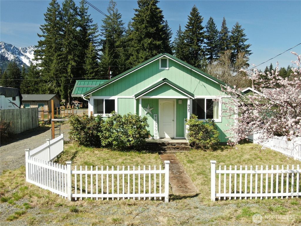 Photo of 925 Montague Avenue, Darrington, WA 98241 (MLS # 2356023)