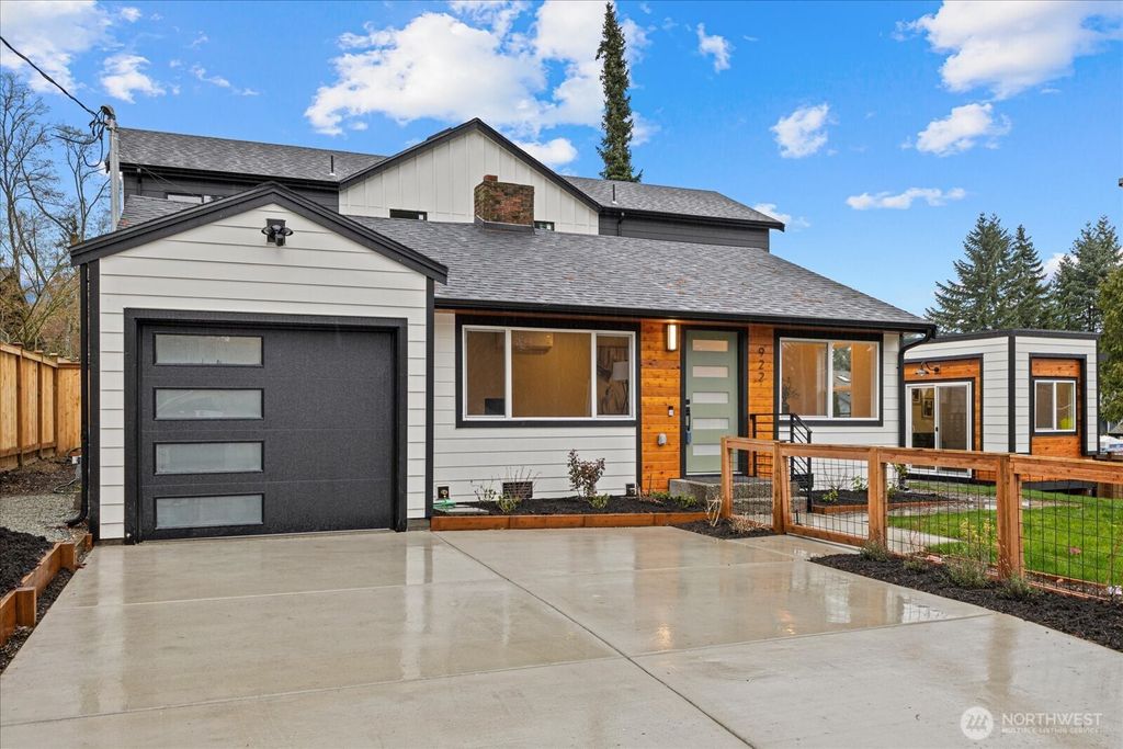 Photo of 922 NE 117th Street, Seattle, WA 98125 (MLS # 2462946)