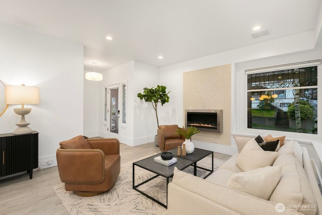 Photo of 210 W McGraw Street, Seattle, WA 98119 (MLS # 2463194)