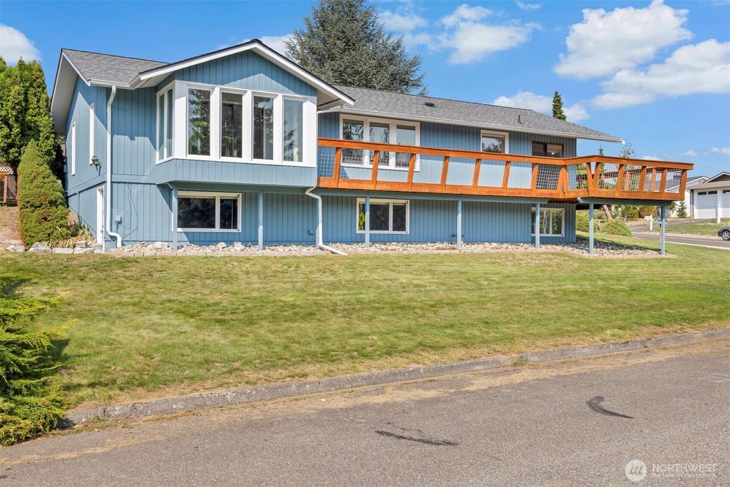 Photo of 403 17th Street, Lynden, WA 98264 (MLS # 2457138)