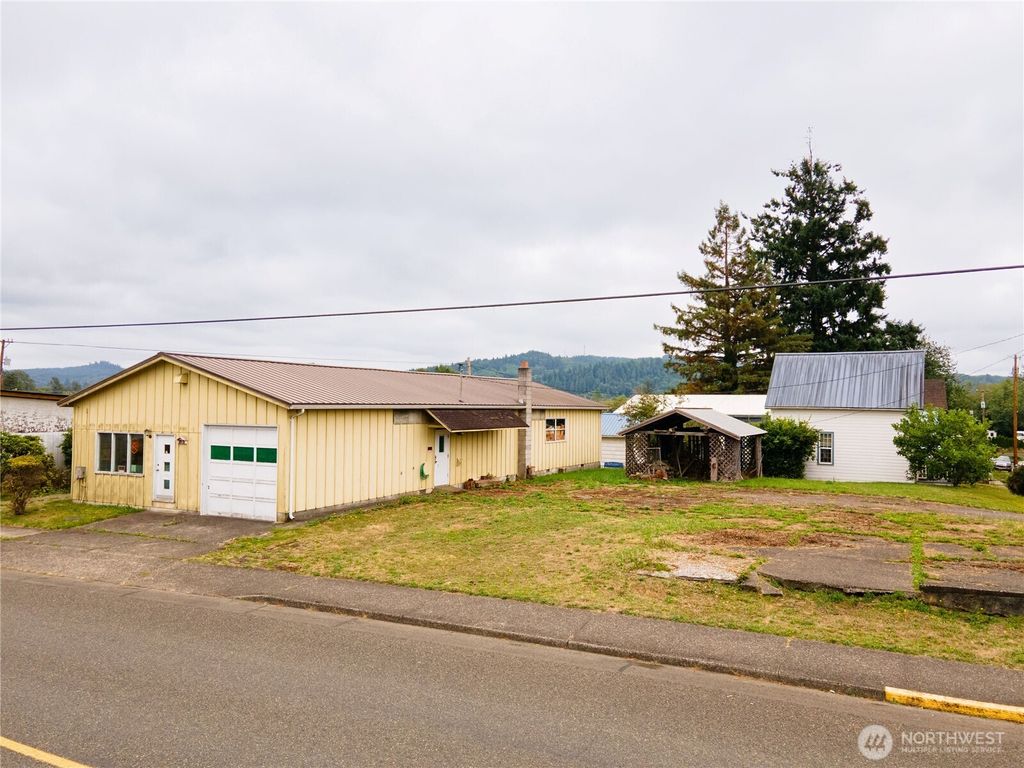 Photo of 315 W Wynooche Avenue, Montesano, WA 98563 (MLS # 2485801)