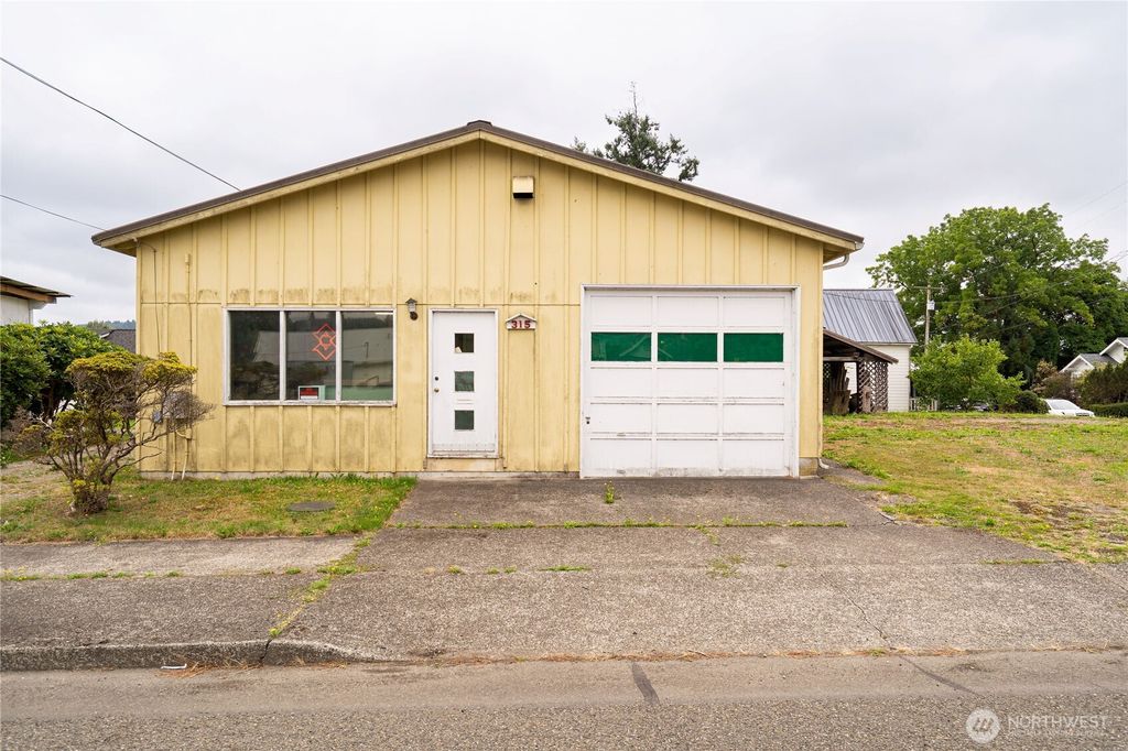 Photo of 315 W Wynooche Avenue, Montesano, WA 98563 (MLS # 2485801)