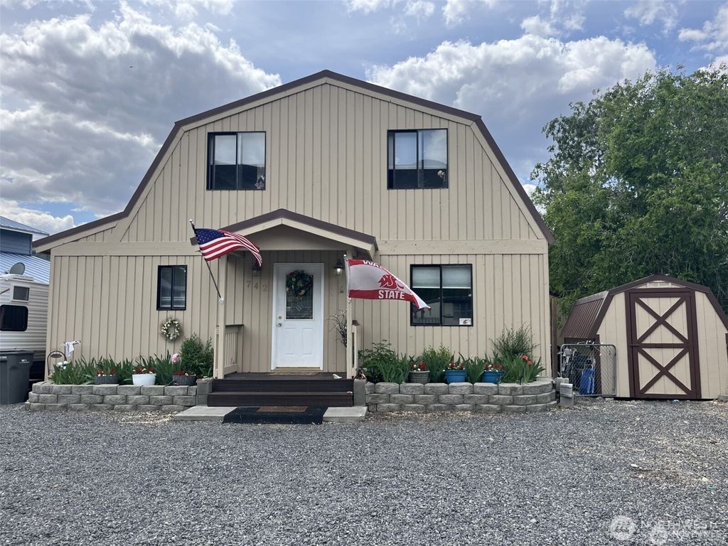 Photo of 742 SW Chukar Place, Quincy, WA 98848 (MLS # 2505566)