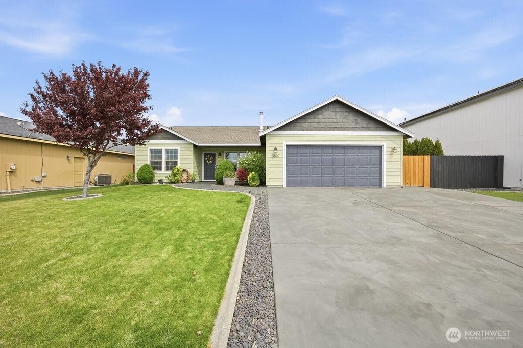 Photo of 3807 Milagro Dr Dr, Pasco, WA 99301 (MLS # 2511423)