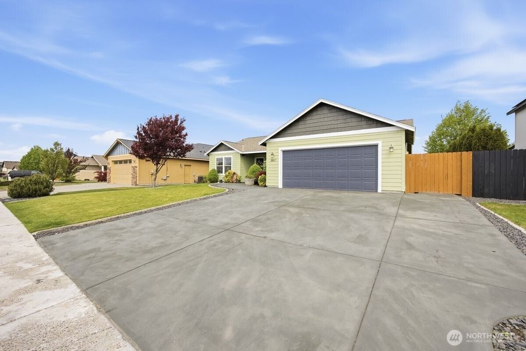 Photo of 3807 Milagro Dr Dr, Pasco, WA 99301 (MLS # 2511423)