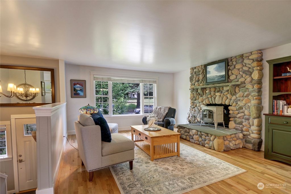 Photo of 225 15th Avenue, Kirkland, WA 98033 (MLS # 2126445)