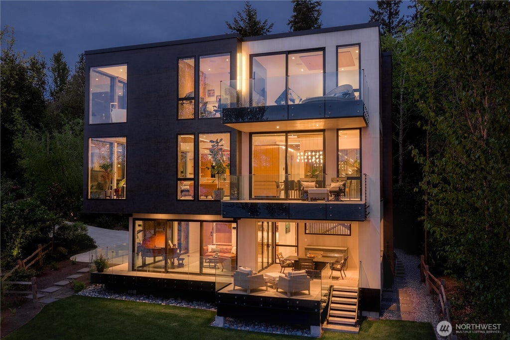 Photo of 3101 E Lake Sammamish Parkway NE, Sammamish, WA 98074 (MLS # 2584820)