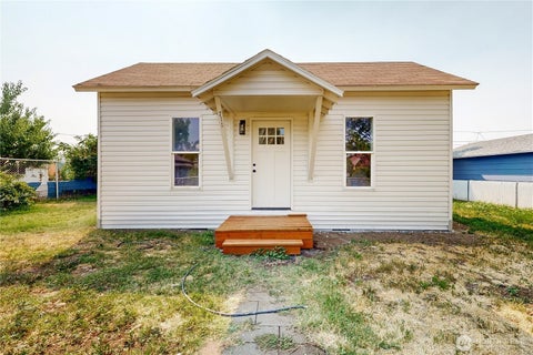 Photo of 711 Robbins Street, Milton-Freewater, OR 97862 (MLS # 2559785)
