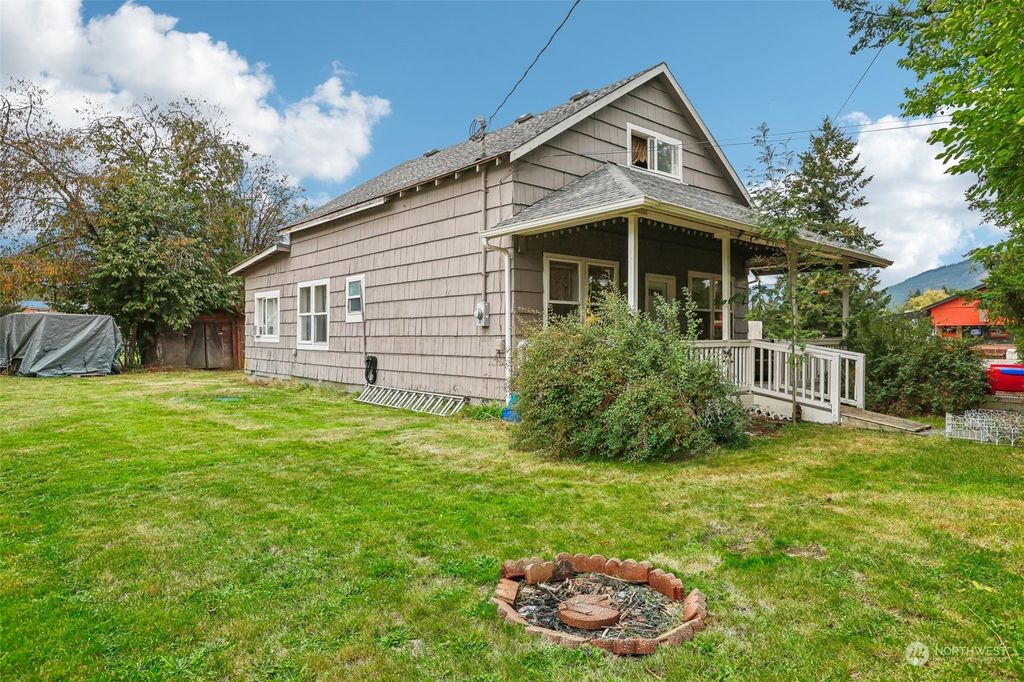 Photo of 675 Elwell Avenue, Darrington, WA 98241 (MLS # 2295896)