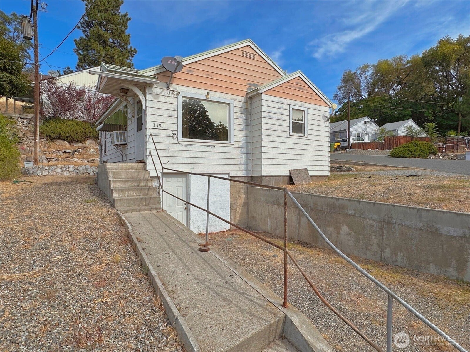 319 E Bartlett Avenue