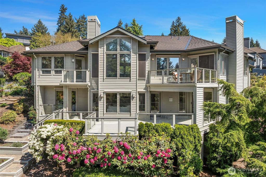 Photo of 11257 NE 37th Place, Bellevue, WA 98004 (MLS # 2517800)