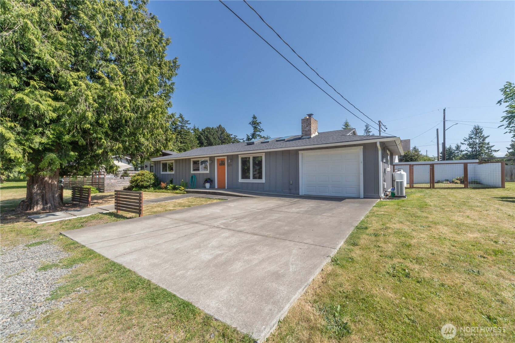1079 Center Street