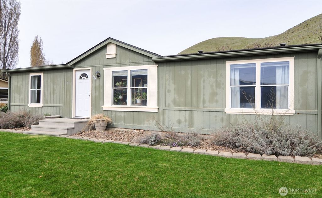 Photo of 1698 Sunset Drive, Wenatchee, WA 98801 (MLS # 2496752)