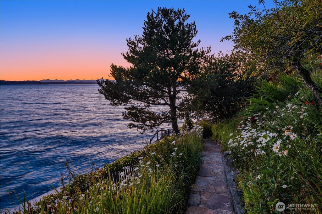 Photo of 10411 Maplewood Place SW, Seattle, WA 98146 (MLS # 2583118)