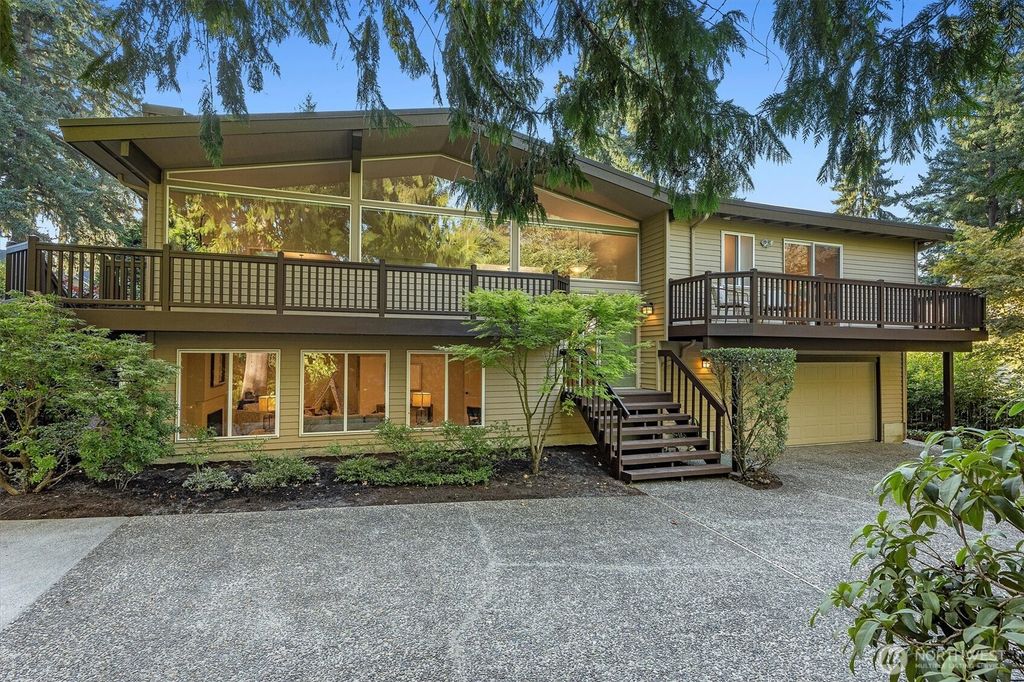 Photo of 10824 SE 23rd Street, Bellevue, WA 98004 (MLS # 2436404)