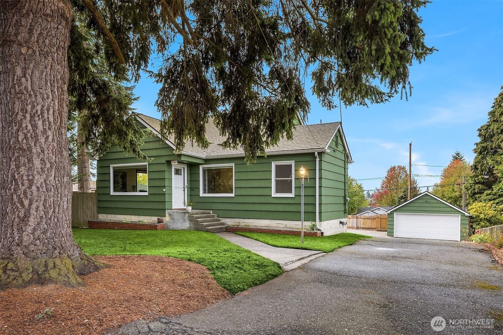 Photo of 1924 State Street, Everett, WA 98201 (MLS # 2443554)