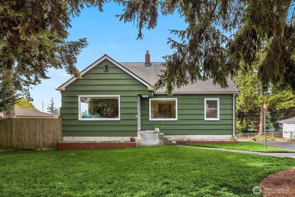 Photo of 1924 State Street, Everett, WA 98201 (MLS # 2443554)