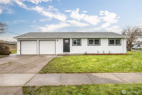Photo of 1409 31st Avenue, Longview, WA 98632 (MLS # 2482797)