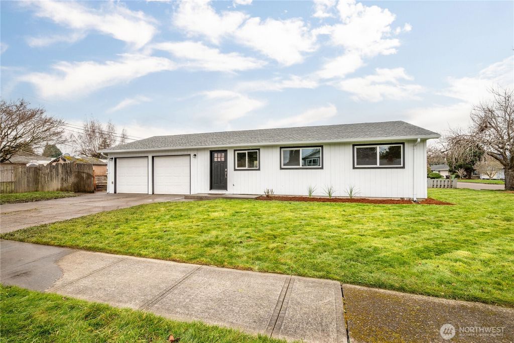 Photo of 1409 31st Avenue, Longview, WA 98632 (MLS # 2482797)