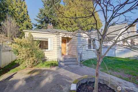 Photo of 1210 NE 95th Street, Seattle, WA 98115 (MLS # 2580992)
